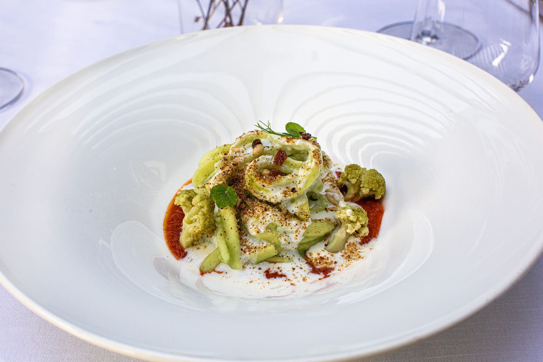 Pasta con crema di broccolo, su piatto bianco a onde