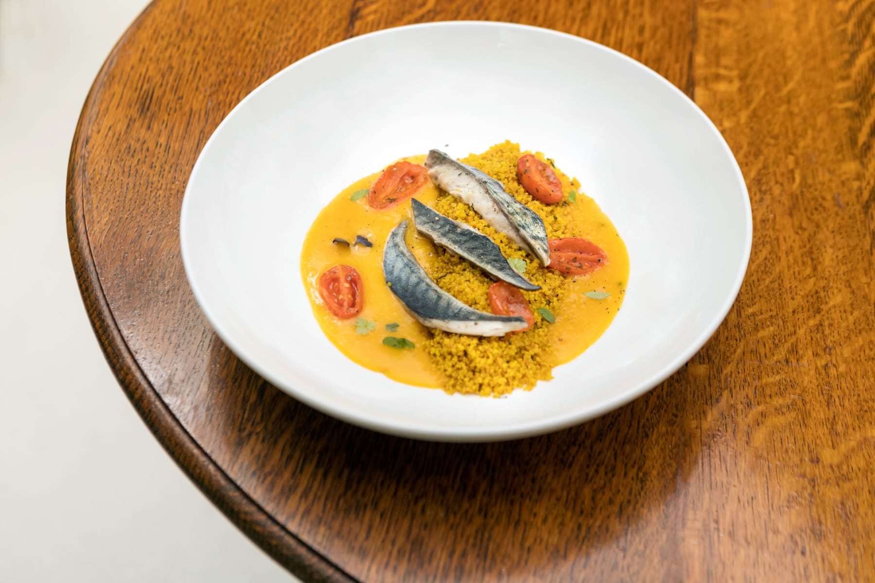 Couscous con sarde e brodo allo zafferano