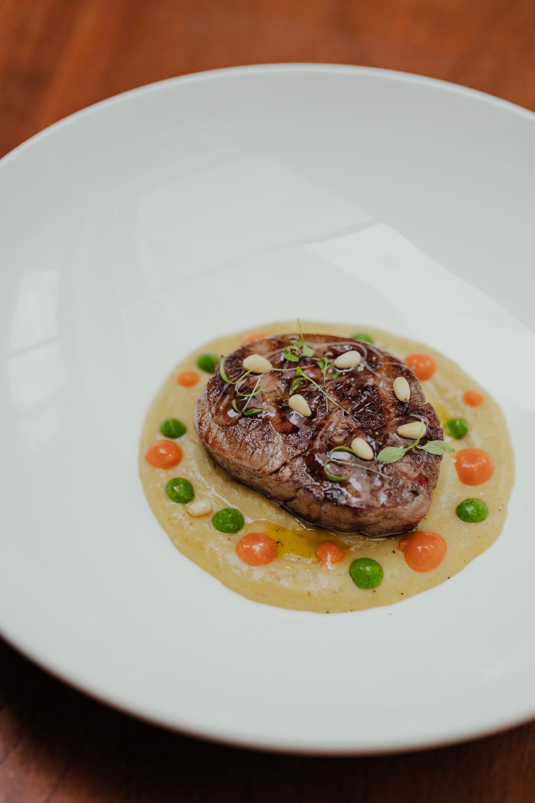 Medaglione di carne con piselli e salsa scura